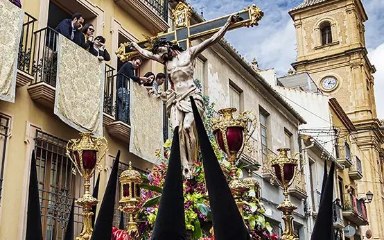 Cristo Amarrado a la Columna y Virgen de la Soledad frente al Palacio del Concejo