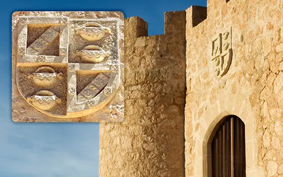 Escudo del Marqués de Villena sobre la puerta del Castillo de Jumilla Escudo del Marqués de Villena sobre la puerta del Castillo de Jumilla