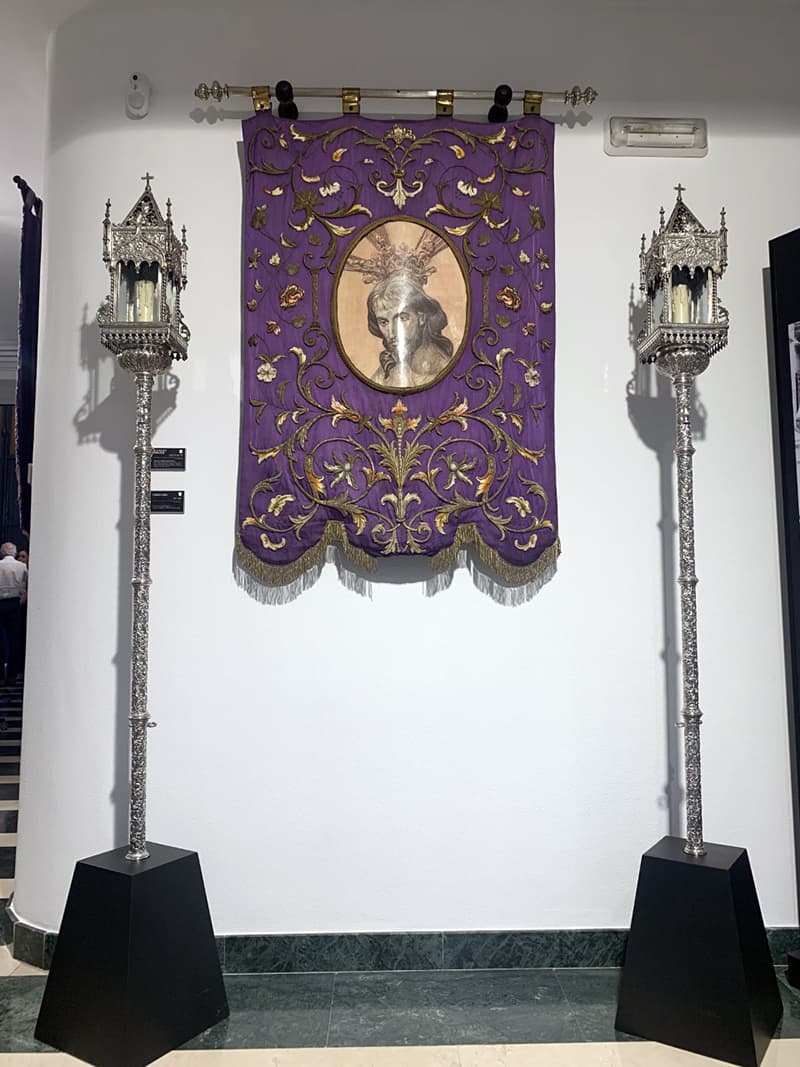 Faroles y estandarte del Cristo Amarrado a la Columna Faroles y estandarte del Cristo Amarrado a la Columna