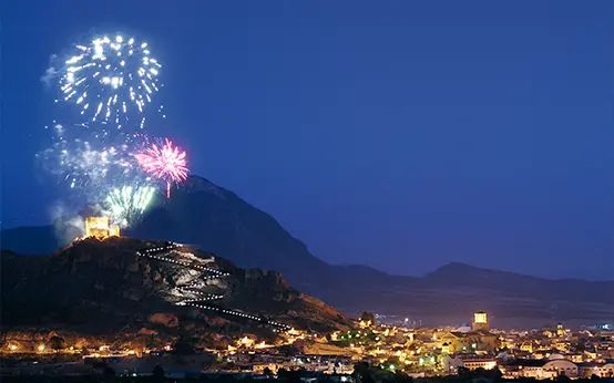 Panorámica del Castillo y ciudad de Jumilla con fuegos artificiales