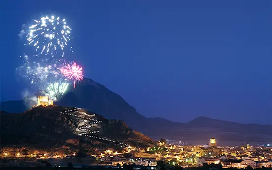 Panorámica del Castillo y ciudad de Jumilla con fuegos artificiales Panorámica del Castillo y ciudad de Jumilla con fuegos artificiales