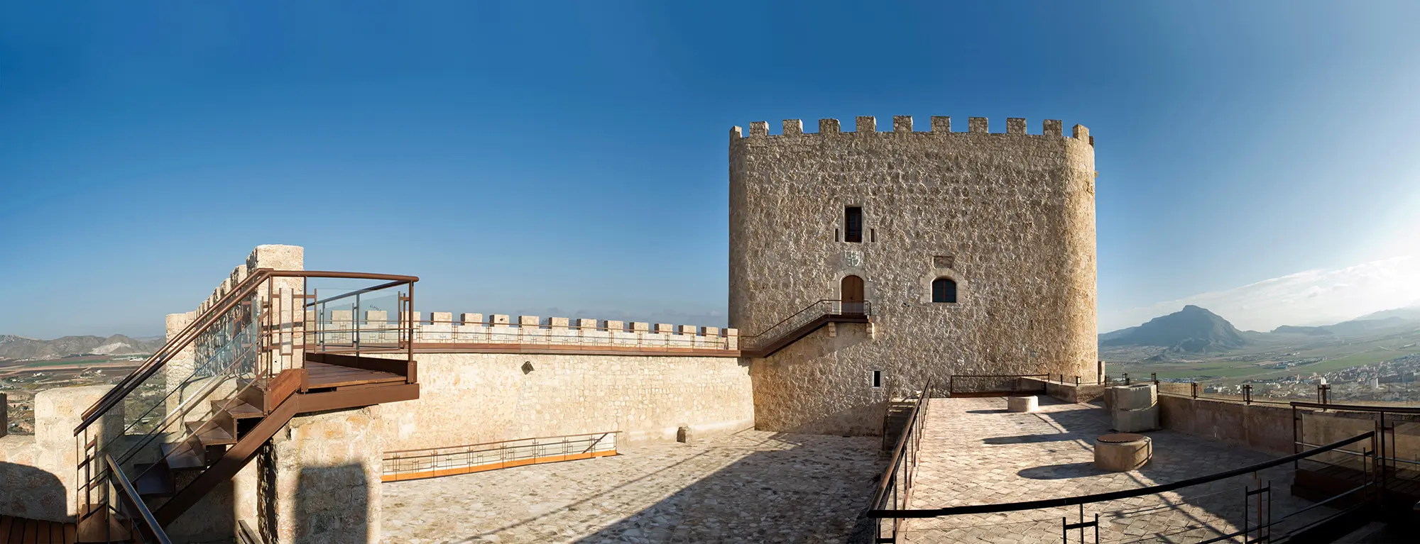Patio de armas y torre del homenaje del Castillo de Jumilla