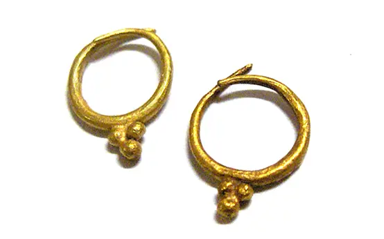 Pendientes de oro forma de uva iberos de Jumilla