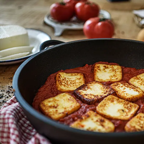 Queso de cabra frito con tomate Queso de cabra frito con tomate