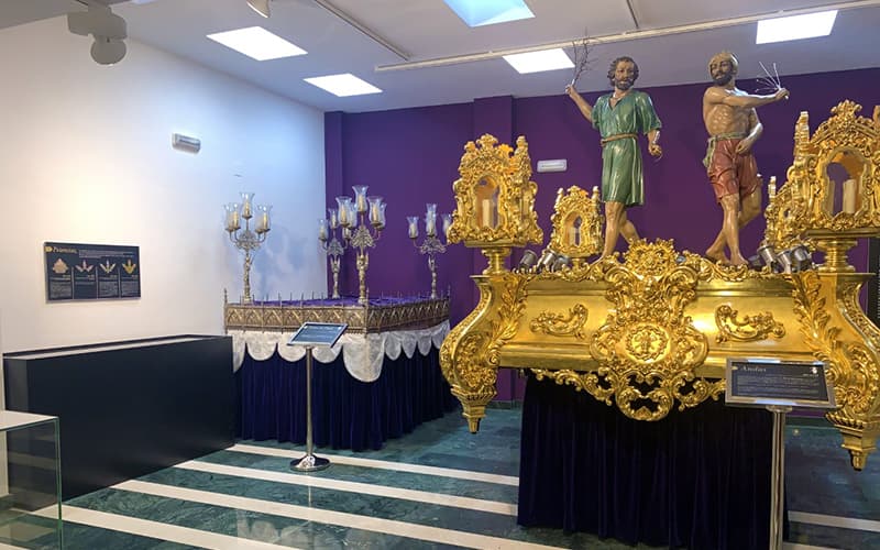 Tronos en el Museo Roque Molera del Cristo Amarrado a la Columna Tronos en el Museo Roque Molera del Cristo Amarrado a la Columna