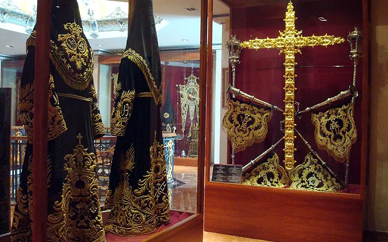 Túnicas y Cruz en Museo Jesús Nazareno Túnicas y Cruz en Museo Jesús Nazareno