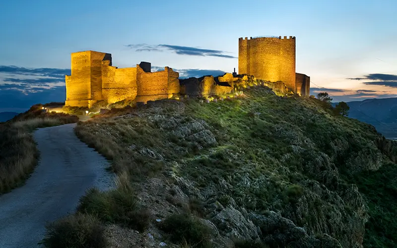 Vista nocturna del Castillo de Jumilla